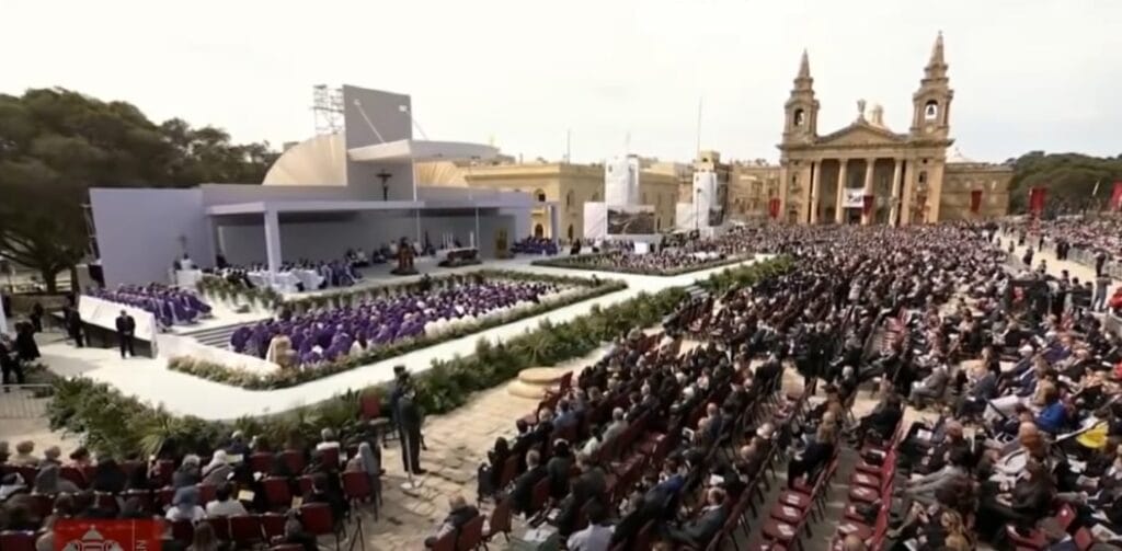 20220404 Papa en Malta